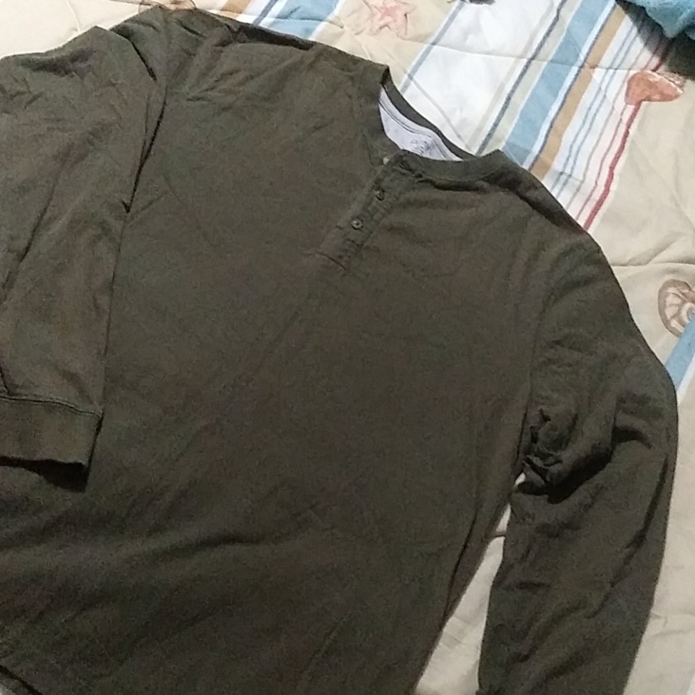 Men's long sleeved top